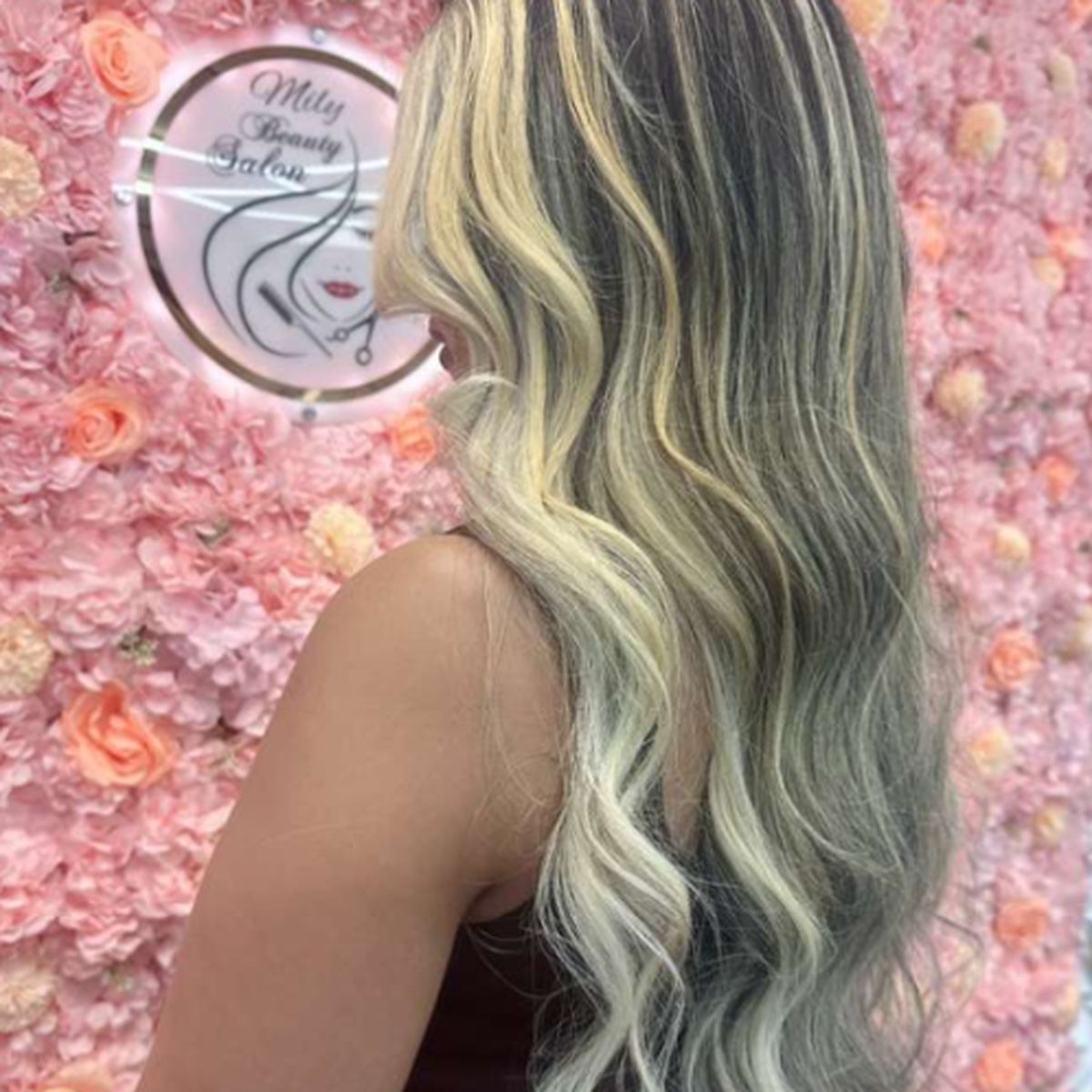 Long wavy hair with blonde balayage, styled at Mily Beauty Salon